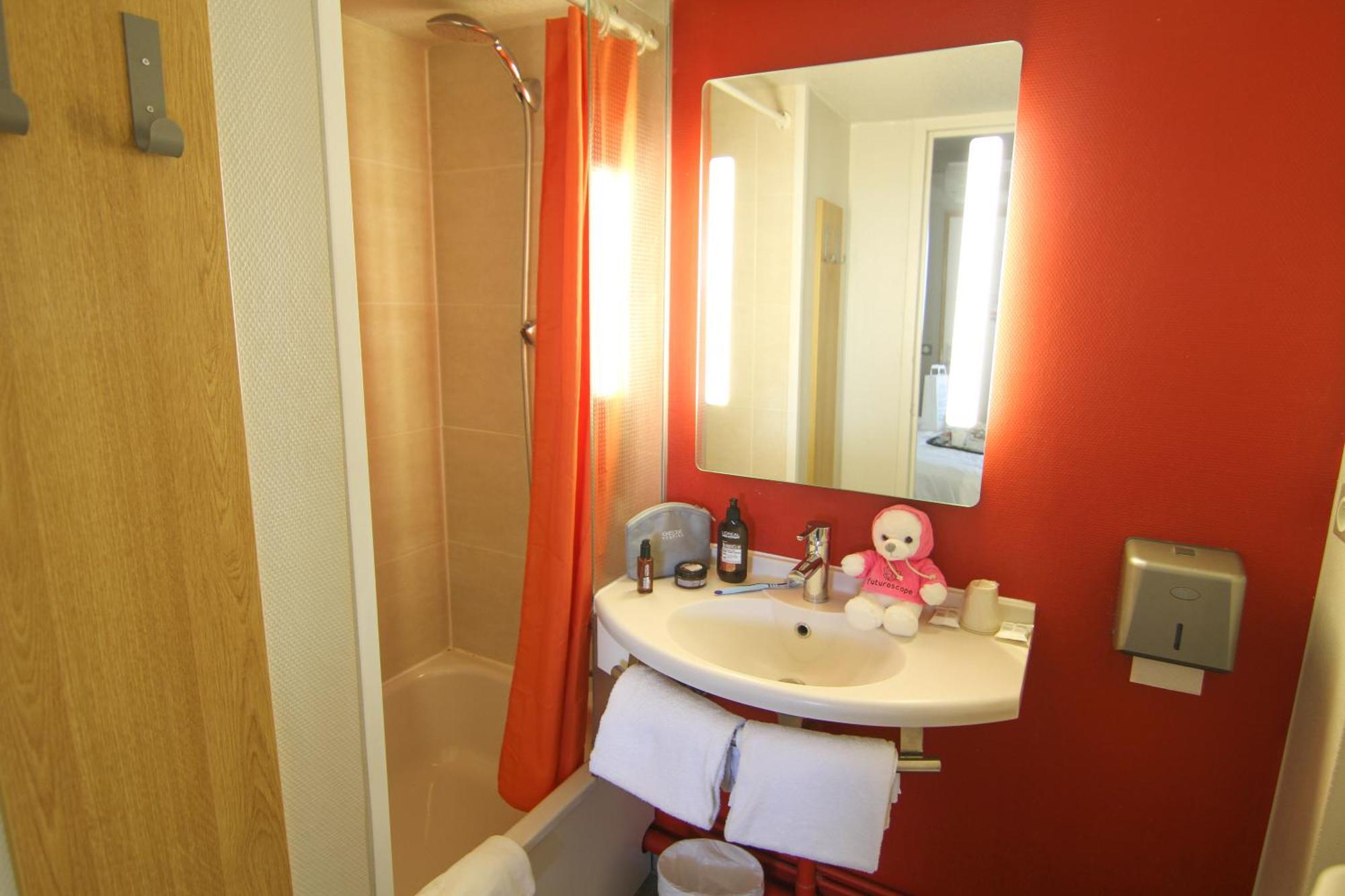 Kyriad Direct Poitiers - Gare Du Futuroscope Чассенеуил-Ду-Поитоу Экстерьер фото