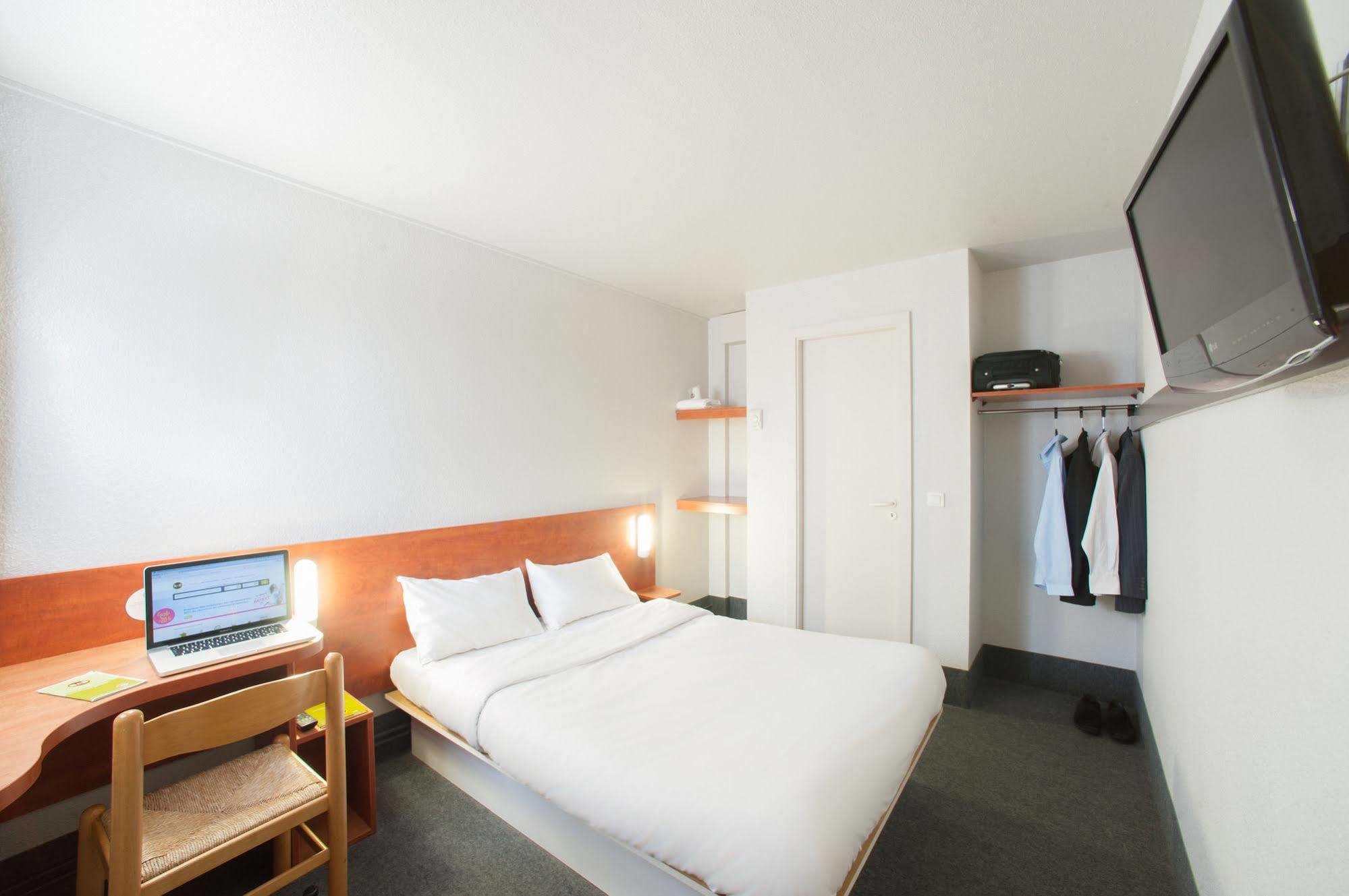 Kyriad Direct Poitiers - Gare Du Futuroscope Чассенеуил-Ду-Поитоу Экстерьер фото