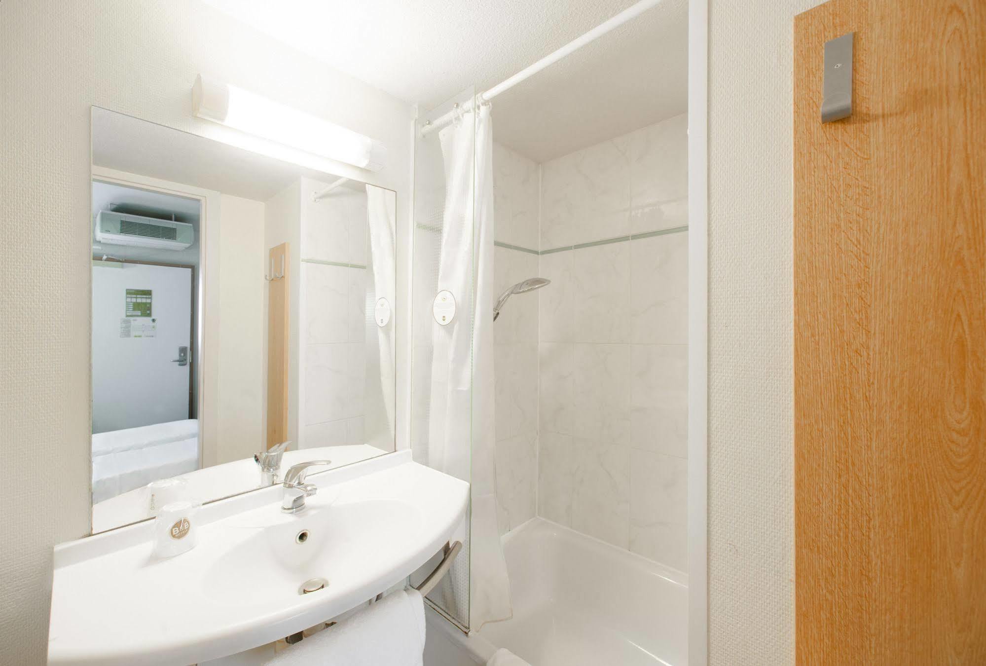 Kyriad Direct Poitiers - Gare Du Futuroscope Чассенеуил-Ду-Поитоу Экстерьер фото