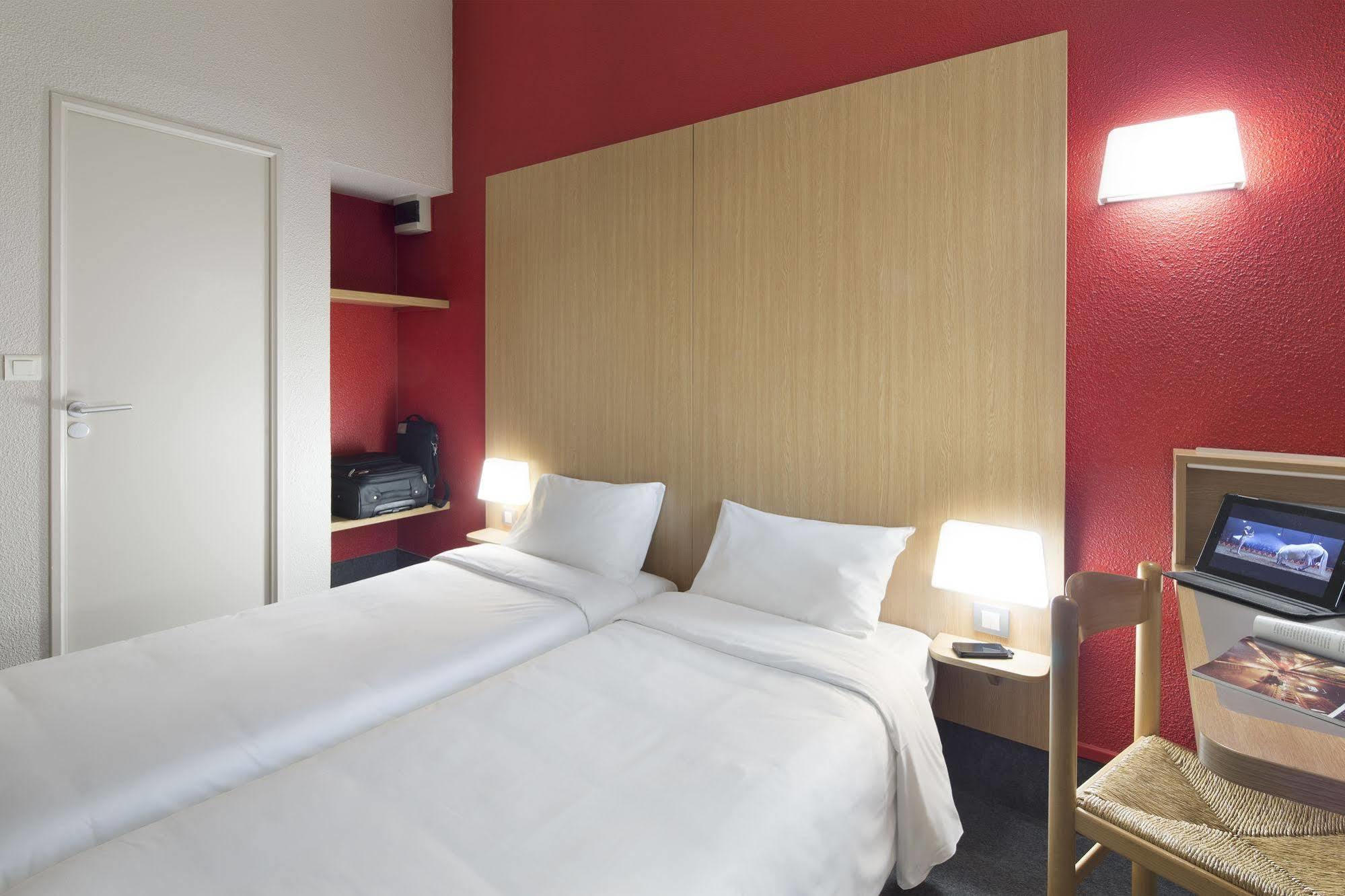 Kyriad Direct Poitiers - Gare Du Futuroscope Чассенеуил-Ду-Поитоу Экстерьер фото