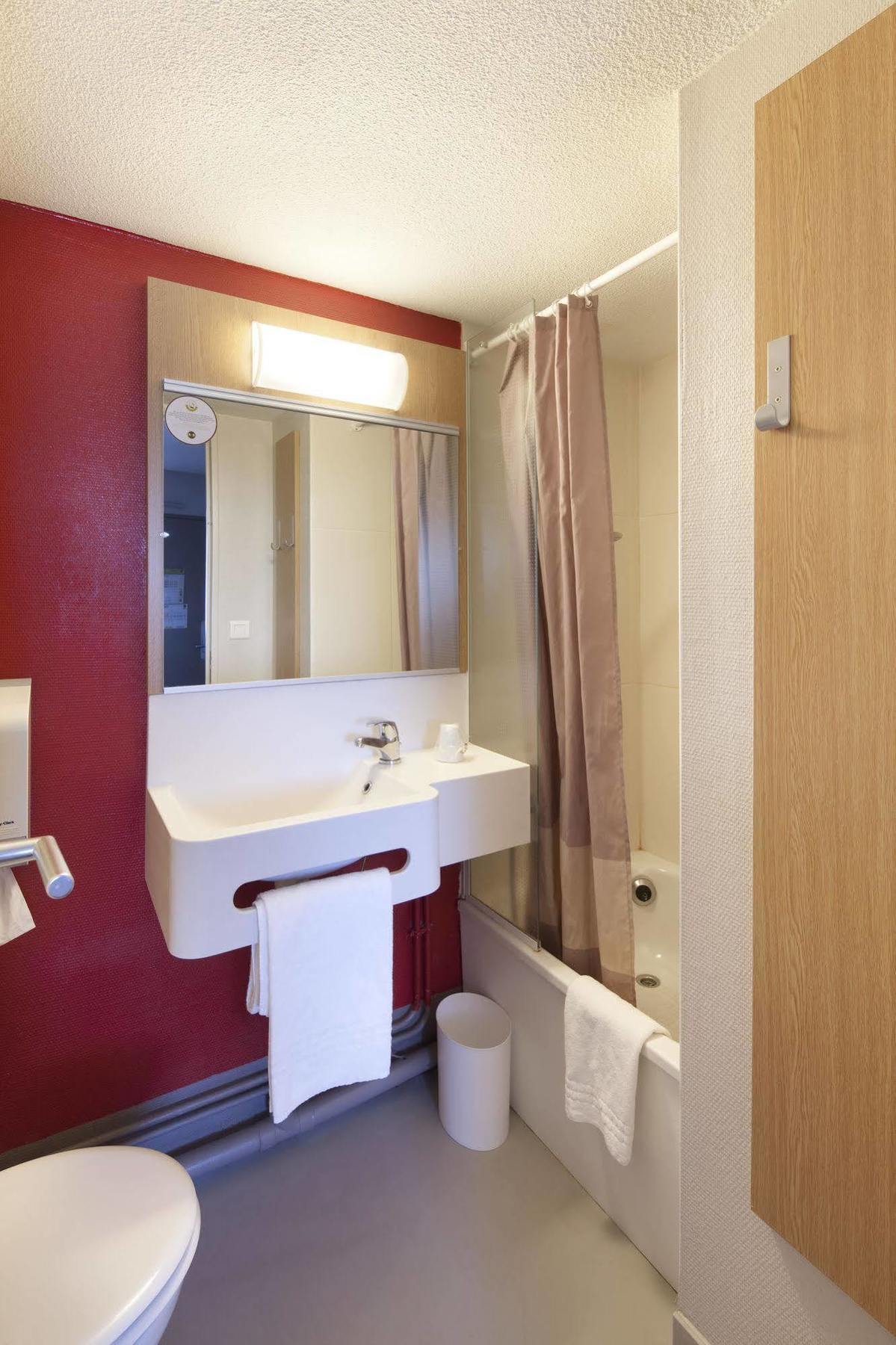 Kyriad Direct Poitiers - Gare Du Futuroscope Чассенеуил-Ду-Поитоу Экстерьер фото