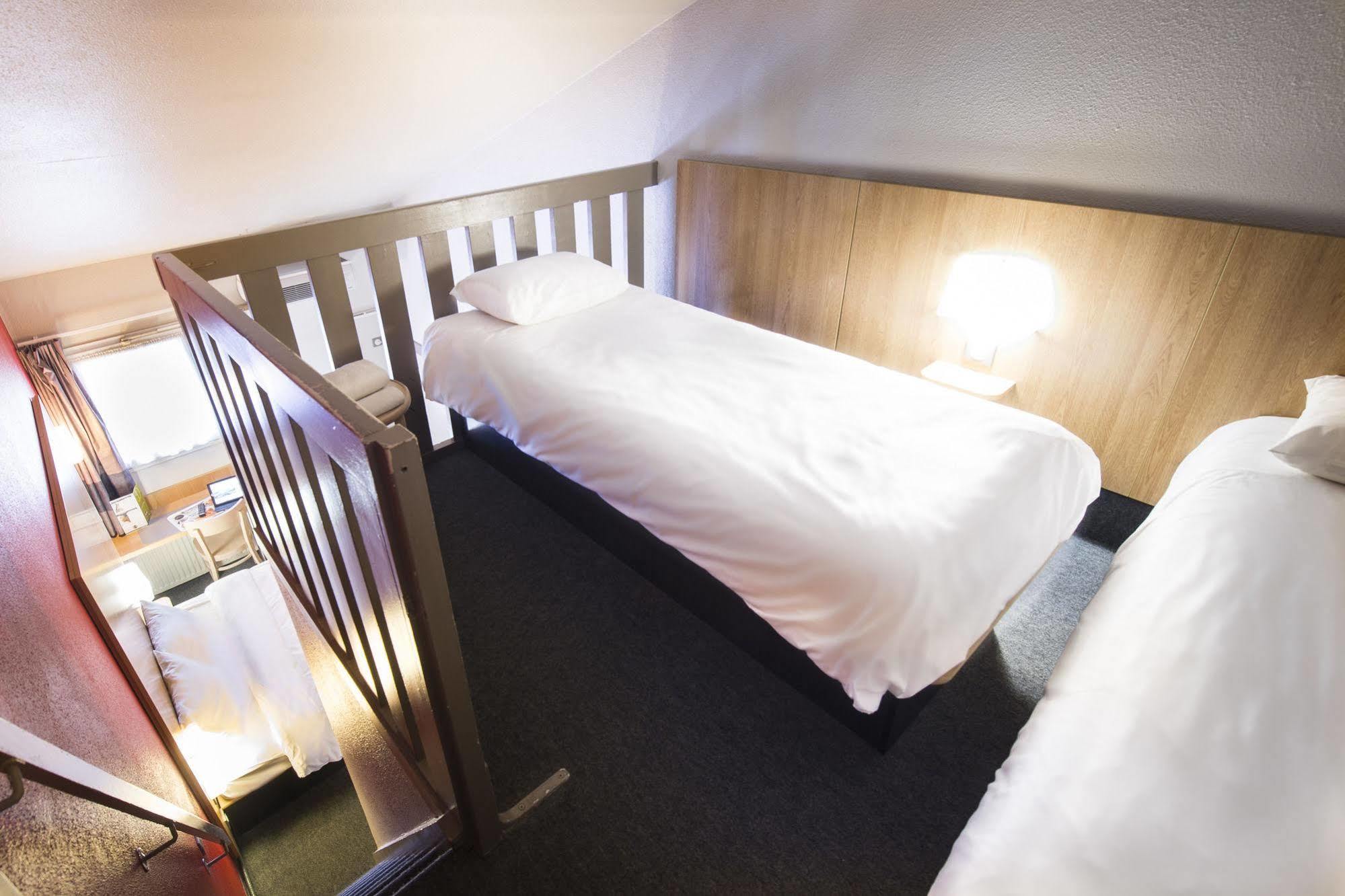 Kyriad Direct Poitiers - Gare Du Futuroscope Чассенеуил-Ду-Поитоу Экстерьер фото