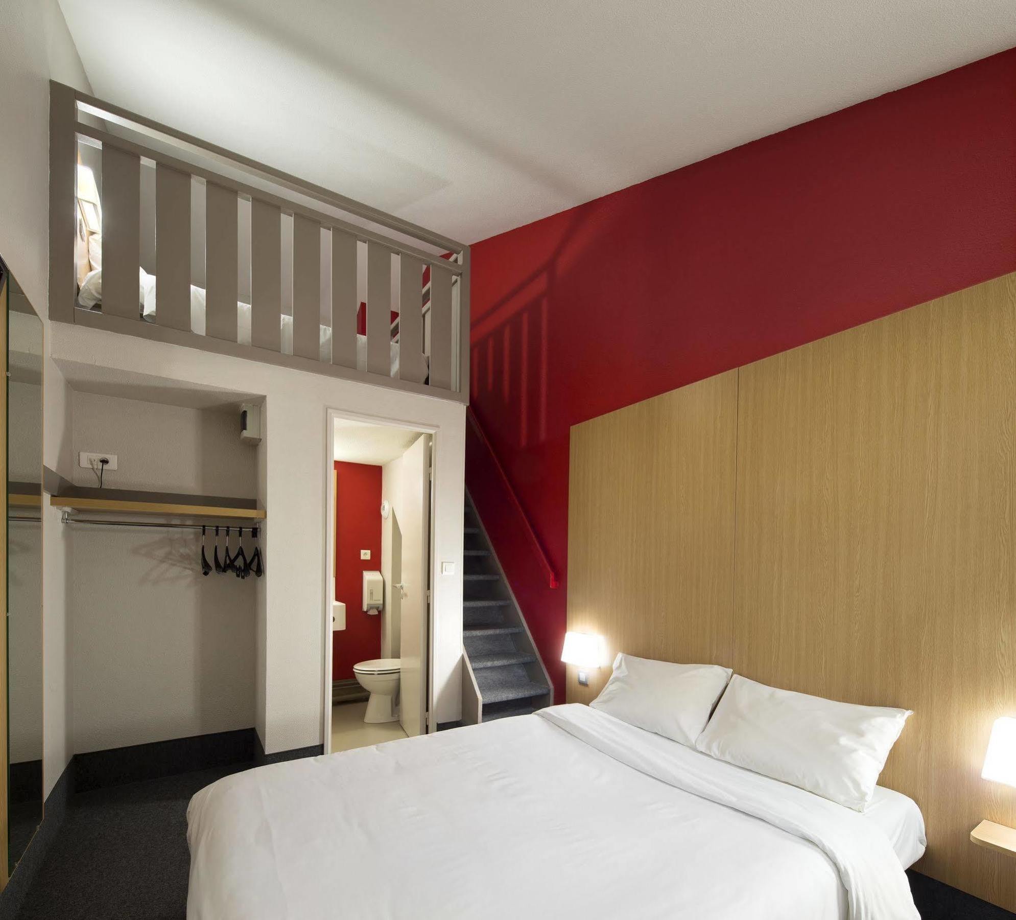 Kyriad Direct Poitiers - Gare Du Futuroscope Чассенеуил-Ду-Поитоу Экстерьер фото
