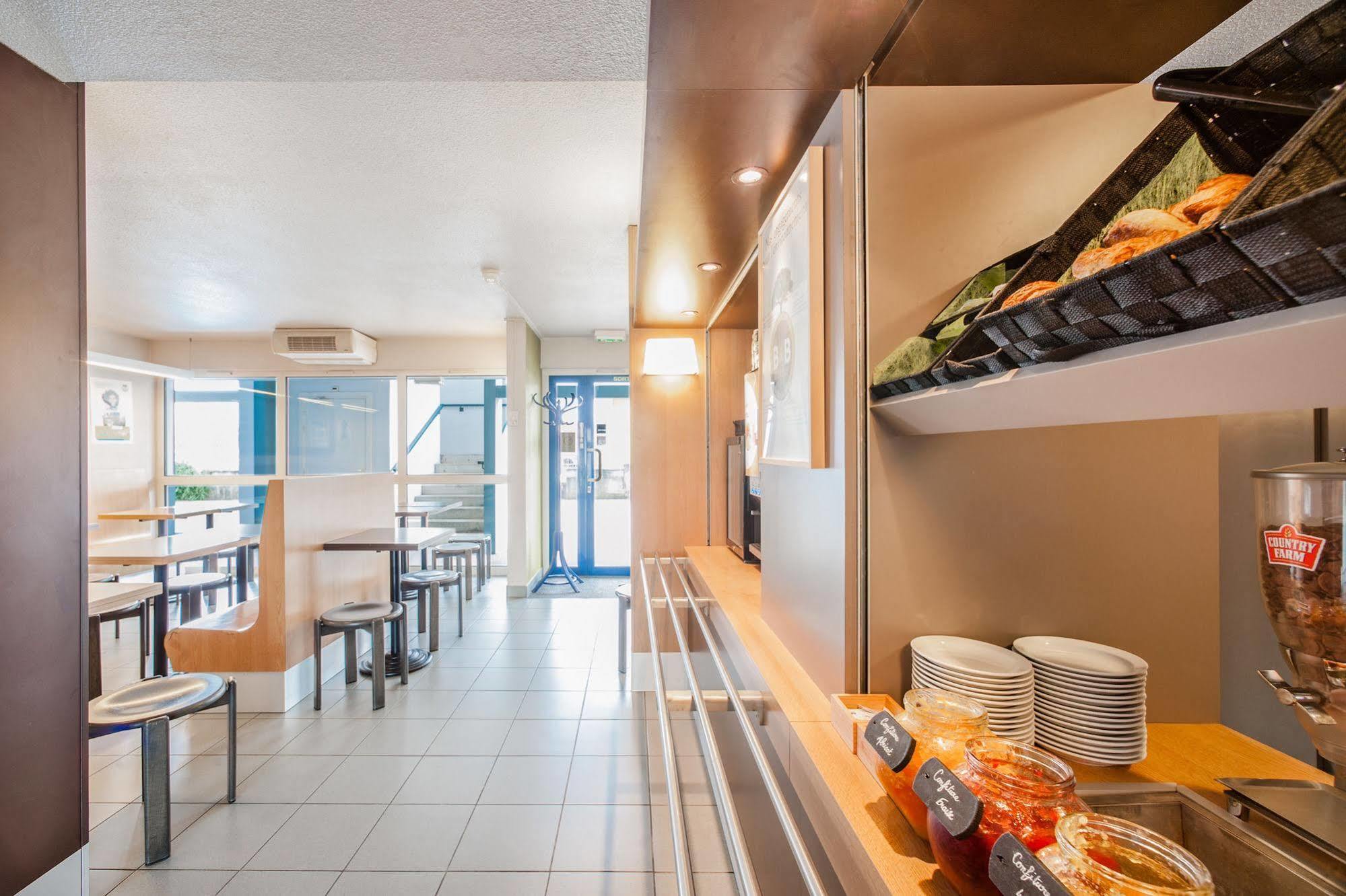 Kyriad Direct Poitiers - Gare Du Futuroscope Чассенеуил-Ду-Поитоу Экстерьер фото