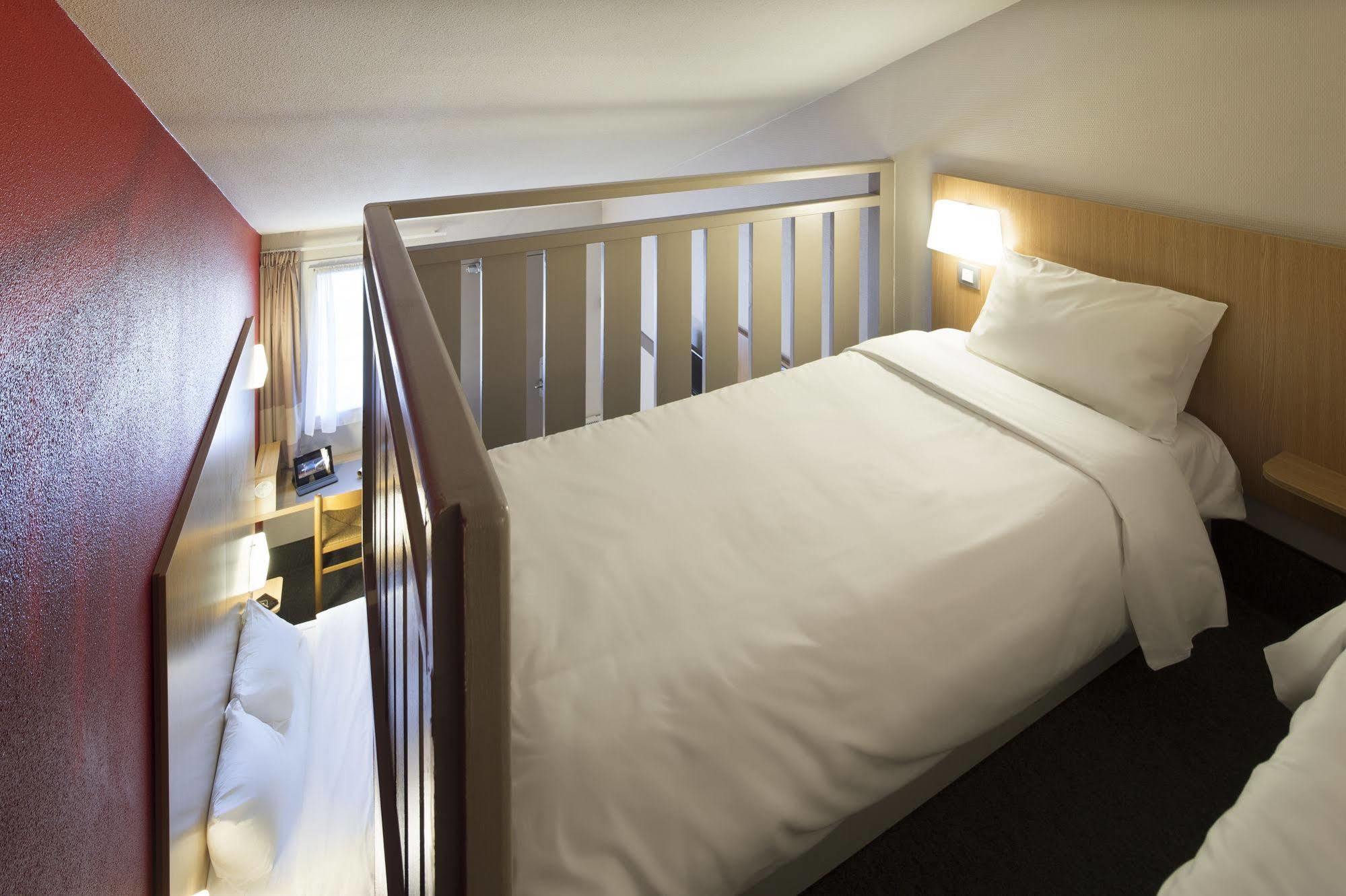 Kyriad Direct Poitiers - Gare Du Futuroscope Чассенеуил-Ду-Поитоу Экстерьер фото